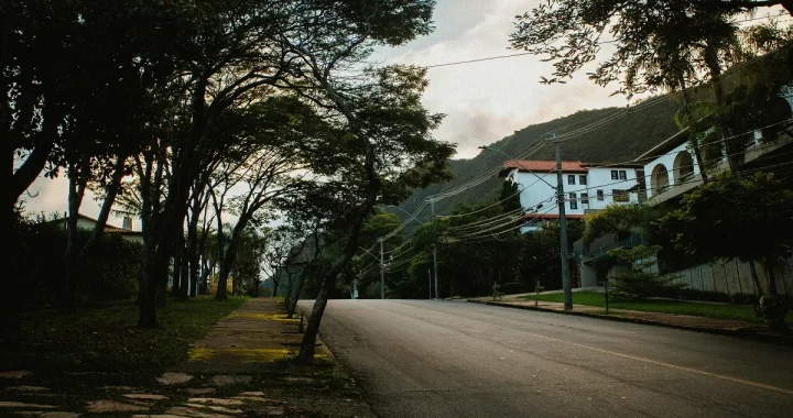 Evening cooling feeling weaker in a built neighborhood after a hot day