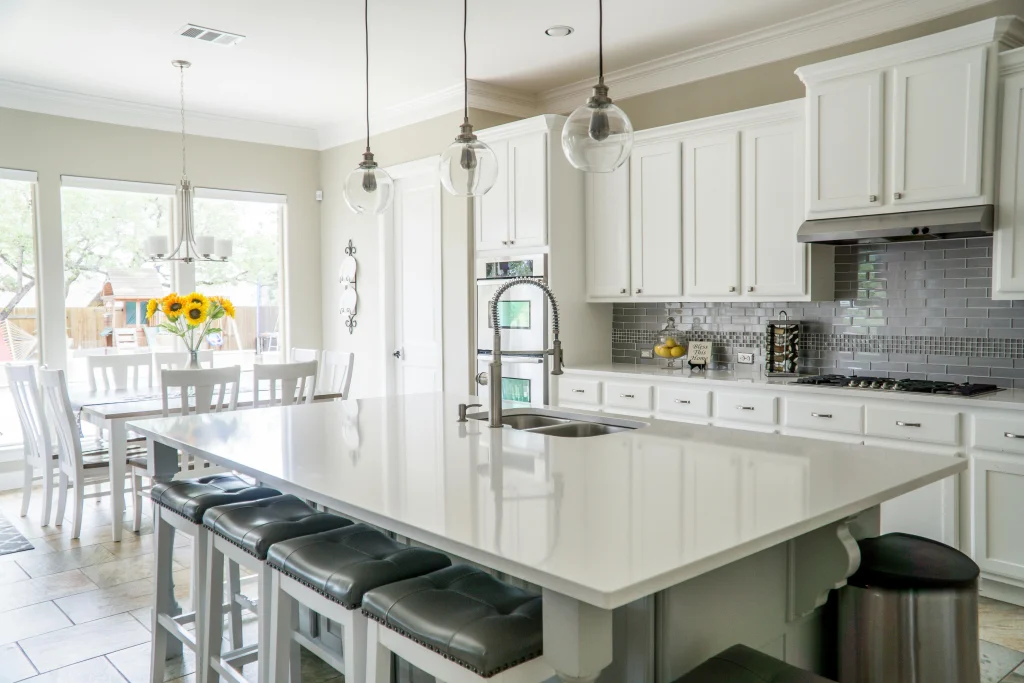 Better appliance timing helping a household use electricity more smoothly in a modern kitchen