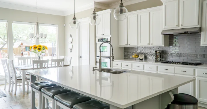 Better appliance timing helping a household use electricity more smoothly in a modern kitchen
