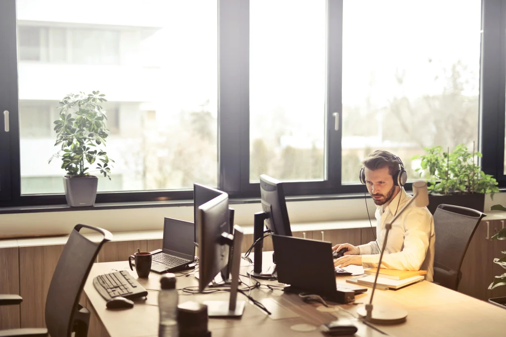 Using fans more strategically in a living room to improve indoor comfort in hot weather 