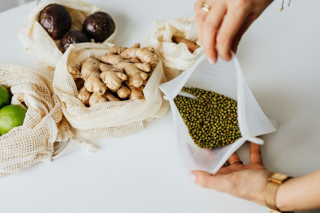 Low-waste kitchen shopping habits using reusable produce bags and groceries