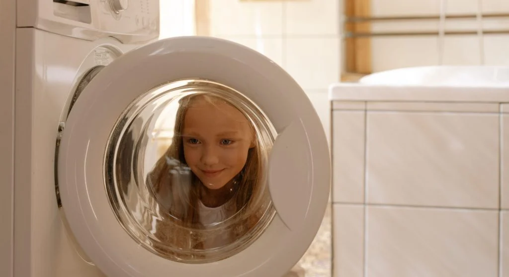 Off-peak appliance window planned in advance to organize weekly energy-heavy chores at home